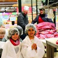 Lundi 15 mai, huit classes de trois écoles primaires mendoises ont pu visiter le laboratoire d’Hyper U, la cuisine du lycée Chaptal et différentes exp