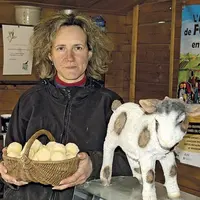 Émilie Creuze, de la ferme Fantazy à Domsure (Ain). Pour la commercialisation des fromages de chèvre, le couple d’éleveurs a opté pour l’aménagement d