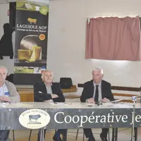 Les responsables de l’union Jeune montagne (Raymond Cayzac pour Thérondels, André Valadier pour l’ODG Laguiole, Gilbert Cestrières pour Jeune montagne