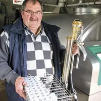 Gilbert Delpuech avec l'essentiel du matériel nécessaire à sa profession : les compteurs et la caisse d'échantillons.