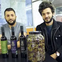 Sylvain et Timothée Esteves cherchent un partenaire avec l'unité de lavage.