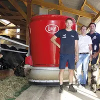Près de la mélangeuse-distributrice autonome, les éleveurs Yohan et Maxime Prat autour de David Puech et Pierre Chauvet (Centraliment-Altitude) et d'A