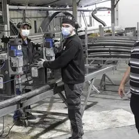 Bernard Matussière dans l’atelier de construction des armatures.