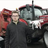 Arthur Bérard avec son drone dans la cour du Gaec au Beau Fix.