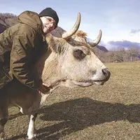 Bastien Rouchès avec la vache Élisabeth, une nouvelle voie et une nouvelle vie.