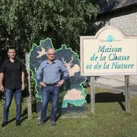 Arnaud Julien et André Thérond, directeur et président de la Fédération départementale des chasseurs.