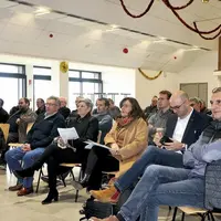 Au premier plan, une partie des membres du conseil d'administration dont le président (à droite sur la photo), Laurent Ferrier.