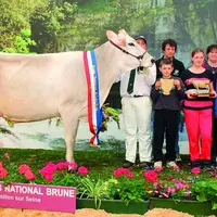 Carpate du Gaec de Fraissinet remporte le prix de grande championne nationale.
