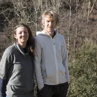 Tapie entre la RN 106 et le Gardon qui murmure en contrebas, la ferme des Vignals, à Saint-Privat-de-Vallongues, semble assoupie. C’est là que Jocelyn