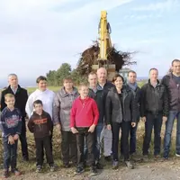 Les acteurs du territoire qui ont participé à la conception, au financement et à la réalisation des travaux devant la parcelle avec Daniel, Dominique
