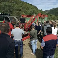 Ce combiné à bois performant fend, scie et peut charger les morceaux directement en remorque. Deux machines de ce type existent sur le département.