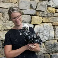 « La ferme d’ici et d’ailleurs » est née en septembre 2019, après maturation d’un long projet de Mathilde Nesci. Entourée de ses poules, poules d’orne