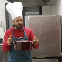 Quand la recette du risotto rencontre un conteur d'origine italienne, dont la famille fabrique du parmesan, cela donne une soirée gourmande autour de