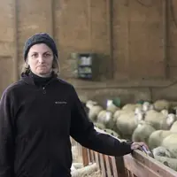 Sabine Cannesson dans sa bergerie.
