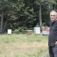 Philippe Jaffuel récolte le miel de ses 350 ruches le long de la Colagne, de Marvejols au Truc de Fortunio.