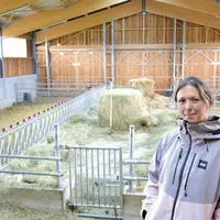 Dans sa nouvelle chèvrerie, Eugénie Schaff a gagné en temps et confort de travail.