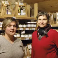 Catherine de la Rue du Can, apicultrice et co-gérante du Comptoir Régordane et Claire Allays, sa nouvelle gérante.