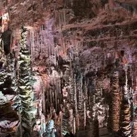 Inquiétants chez Dante, mystérieux chez Jules Verne, les grottes, gouffres et abîmes inspirent le respect.