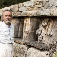 Yves-Élie Laurent, le président de l'association l'Arbre aux abeilles, sur le site du rucher tronc, dans la vallée de l'abeille noire, construit avec