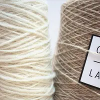 Depuis 2019, le programme « Oh my laine ! », porté par l'association Lainamac, valorise les entreprises de la filière laine qui créent des produits fi