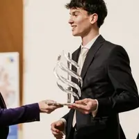 Valérie Drezet Humez remet le trophée au binôme du lycée hôtelier du Sacré-Cœur.