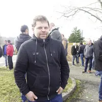 Plus d’une centaine d’agriculteurs a manifesté, jeudi dernier, devant l’usine Danone de Saint-Just-Chaleyssin en Isère. Les producteurs de lait réclam