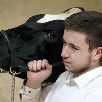 Samedi 9 avril, sous la halle d'Aumont-Aubrac, avait lieu le concours des miss laitières.