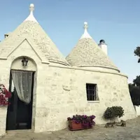 Emblématiques, les cabanes de paysans en pierre sèche appelées trulli sont démontables, donc non soumises à l’impôt. Celles pour les animaux se nommen