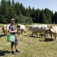 Exerçant le métier de couvreur la majorité de son temps, cet habitant de la commune de Saint-Etienne du Valdonnez s’est installé depuis un an en éleva