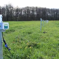Des sondes capacitives et tensiométriques ont été installées au coeur des microparcelles d'essais sur l'irrigation des prairies.