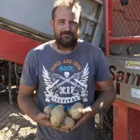 Un passionné qui se lève tôt le matin pour produire la pomme de terre de Corrèze