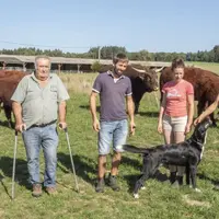 Toute la famille d'éleveur au grand complet : A gauche, Yves, puis Victor, Marion la compagne de Victor et Marie-Claude