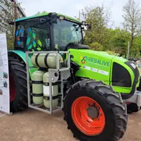 Le tracteur agricole rétrofité et ses réserves de gaz.