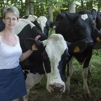 Parfaite entente entre Nelly Louradour et son troupeau