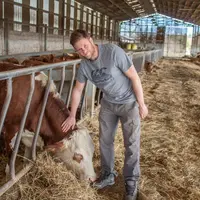 Baptiste, agriculteur par passion, gère sa ferme en bon père de famille.