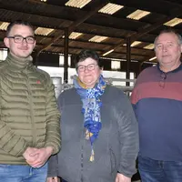 La famille Corre est installée sur une structure de 194 hectares tout en herbe. L’an dernier, les éleveurs ont raflé un top price au Marault, temple d