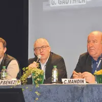 Patrick Bénézit entouré par Guillaume Gauthier, secrétaire général adjoint de la FNB (à gauche), et par Cédric Mandin, secrétaire général.
