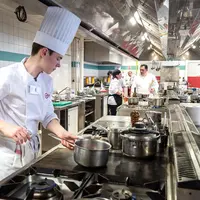 éleve cuisinier devant les fourneaux au lycée hôtelier de Chamalières dans le Puy-de-Dôme