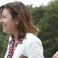 Carole Delga, présidente de région Occitanie, sourit.