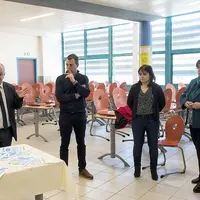 Le directeur de l'Eplefpa, accompagné des élus locaux et de la chambre d'agriculture, prononce un discours à la fin de la visite du site piscicole de