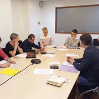 Assis autour d'une table, Aurélie Maillols et les représentants de la FDSEA Lozère discutent.