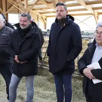 Les représentants des Intermarchés de Lozère et d’Hyper U écoutent les revendications des agriculteurs dans une étable.