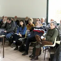 Un groupe écoute une personne