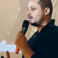 Damien Merit parle dans un micro;