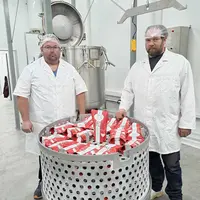 Richard et Sylvain Duchet dans leur laboratoire d’embouteillage.
