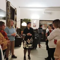 La préfète de la Creuse discute avec les agricultrices.