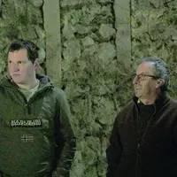 Deux personnes témoignent dans une grange