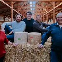La famille Ferrand dans l'étable avec fourmes de cantal et salers