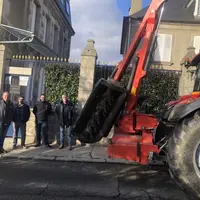 Agriculteurs et épareuse davant la sous-préfecture d'Aubusson.
