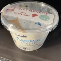 Pot de crème fraîche premier prix.